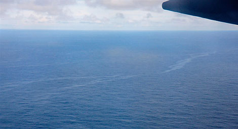 La mancha de aceite del avión, desde el aire. | AP