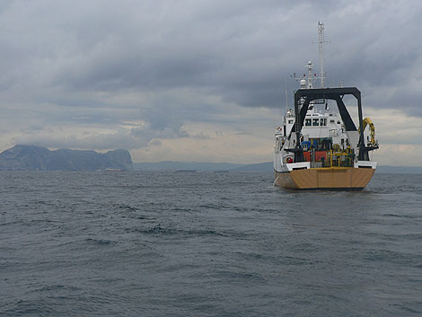Uno de los barcos de 'Odyssey' realiza prospecciones ante las costas de Cádiz. | El Mundo