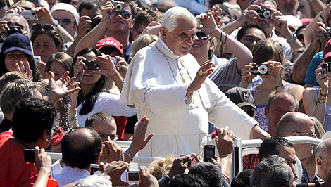 El Papa Benedicto XVI bendice a los fieles congregados en el Vaticano, | Efe