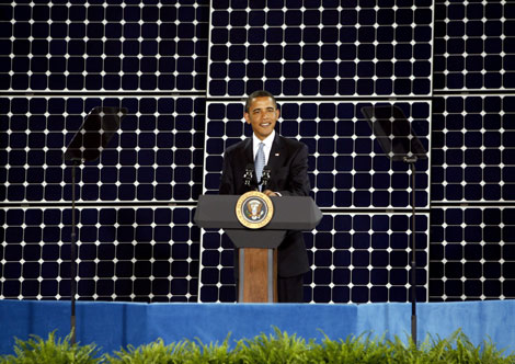 El presidente de EEUU, junto a unos paneles solares, tras visitar una planta en Nevada. | Foto: Efe