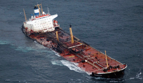 Imagen del petrolero "Prestige", en el momento del hundimiento en las Islas Cíes. | REUTERS