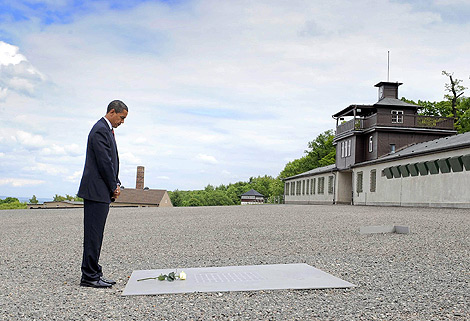 Obama deposita una rosa ante el campo de concentración de Buchenwald. | Reuters