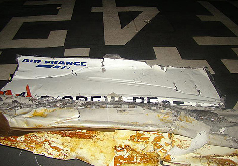Uno de los restos del avión siniestrado, recuperado del mar. | Efe Uno de los restos del avión siniestrado, recuperado del mar. | Efe