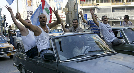 Partidarios de Saad Hariri, líder de la coalición antisiria, celebran el triunfo en Trípoli.   Reuters