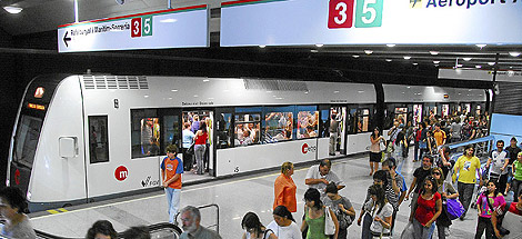 Decenas de pasajeros del metro salen de uno de los vagones. | EL MUNDO