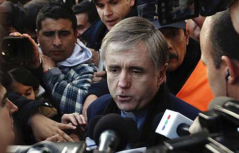 Julio César Grassi habla con los periodistas tras salir del tribunal. | Reuters