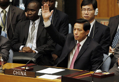 El embajador de China ante la ONU, Zhang Yesui, vota a favor de la resolución. | Reuters