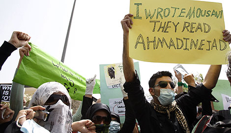 "Escribí Musavi [en mi voto], pero leyeron Ahmadineyad", dice una pancarta en Dubai. | Reuters