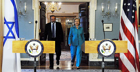 Avigdor Lieberman y Hillary Clinton, antes de la rueda de prensa. | Afp