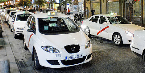 Taxis esperando clientes durante un turno de noche. | Bernardo Díaz