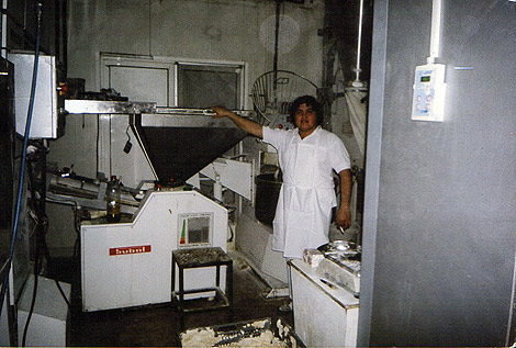 Franns Riles, junto a la m&aacute;quina que le seg&oacute; el brazo. | E.M.