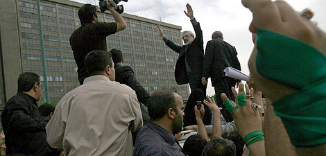 Musavi saluda a sus partidarios en la capital iraní. | Efe