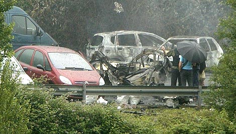 Estado en el que qued&oacute; el coche de Eduardo Puelles. | Foto: Efe
