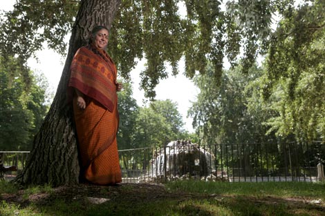 Vandana Shiva, en El Retiro madrileño durante su visita a Madrid. / Antonio M. Xoubanova