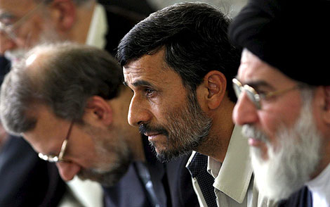 Mahmud Ahmadineyad escucha a Ali Jamenei, el viernes en Teher&aacute;n. | Efe