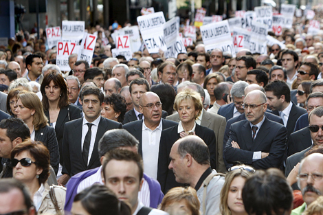 Representantes pol&iacute;ticos e institucionales participan en la manifestaci&oacute;n de Bilbao. | Efe