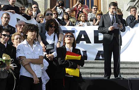 La viuda de Eduardo Puelles, entre su hijo Asier, y el lehendakari. | AFP La viuda de Eduardo Puelles, entre su hijo Asier, y el lehendakari. | AFP
