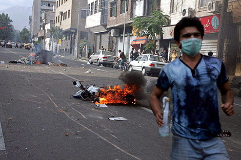 Iraníes se enfrentan a la policía durante una de las protestas. | Efe