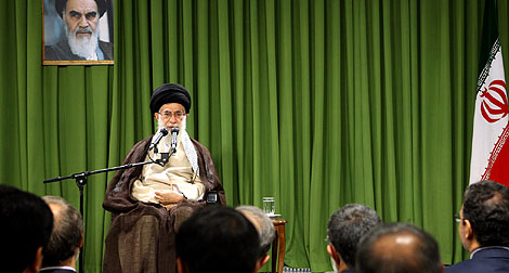 Jamenei se dirige a un grupo de diputados iran&iacute;es ante un retrato de Jomeini. | AFP