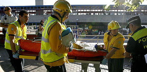 Un herido en el choque de trenes es trasladado por los servicios de Emergencia. | Alberto Di Lolli