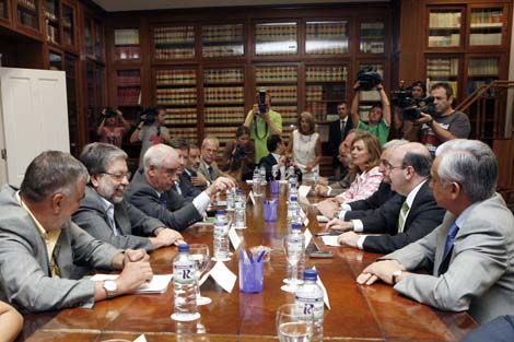 Representantes de la Junta, el Gobierno y los empresarios en el encuentro. | J. Domínguez Representantes de la Junta, el Gobierno y los empresarios en el encuentro. | J. Domínguez