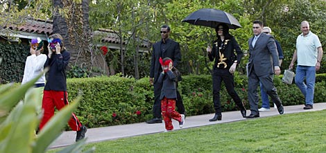 Michael Jackson (con sombrilla) y sus tres hijos en Beverly Hills el pasado mayo. | Efe Michael Jackson (con sombrilla) y sus tres hijos en Beverly Hills el pasado mayo. | Efe