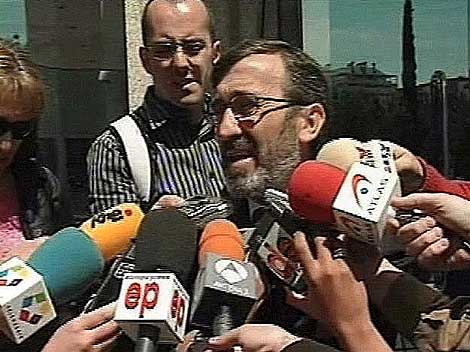 Rodolfo Ruiz atiende a los periodistas tras abandonar la Audiencia Provincial de Madrid. | EL MUNDO