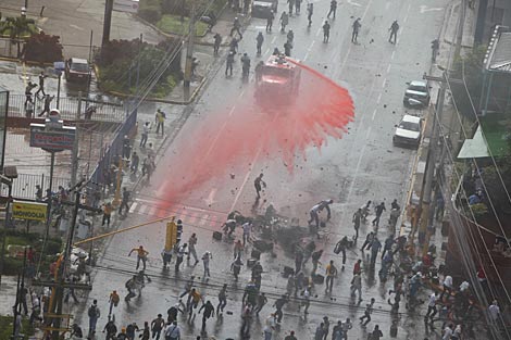 Los antidisturbios dispersan a los manifestantes. | AP Los antidisturbios dispersan a los manifestantes. | AP