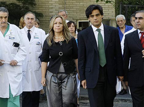 Juan Jos&eacute; G&uuml;emes y Trinidad Jim&eacute;nez, ante de dar la rueda de prensa. (EFE)