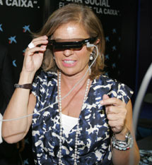 Ana Botella, probando el programa de realidad virtual. | La Caixa