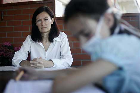 Carmen, ayer, en casa, con su hija despu&eacute;s de 10 d&iacute;as de ingreso. | Diego Sinova