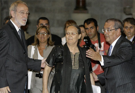 La viuda y el hermano de Vicente Ferrer.| AFP La viuda y el hermano de Vicente Ferrer.| AFP