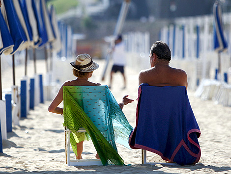 Una pareja disfruta de la playa en San Sebasti&aacute;n. | Efe