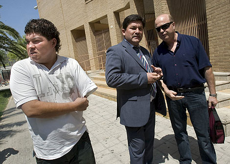 El joven boliviano que perdi&oacute; un brazo tras prestar declaraci&oacute;n. | Efe