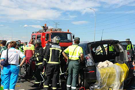 Miembros del Summa, Guardia Civil y bomberos en el lugar del accidente. | Comunidad de Madrid Miembros del Summa, Guardia Civil y bomberos en el lugar del accidente. | Comunidad de Madrid