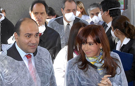 Kirchner Check it out: Not even the Argentine Minister of Health Juan Manzur (left) or President Cristina Kirchner (right) are wearing a mask.