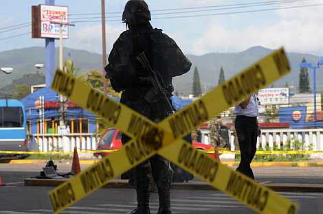 Soldados vigilan el aeropuerto internacional deToncontin, en Tegucigalpa. | Afp