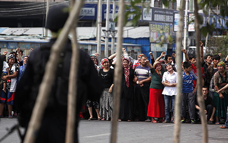 Los chinos han se han armado de palos en las calles de Urumqi. | Reuters