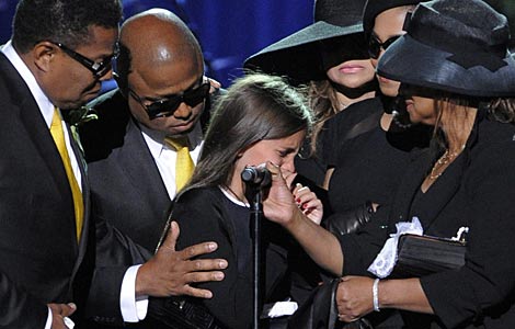 Paris Jackson es abrazada por sus familiares tras su intervenci&oacute;n. | Efe/Pool
