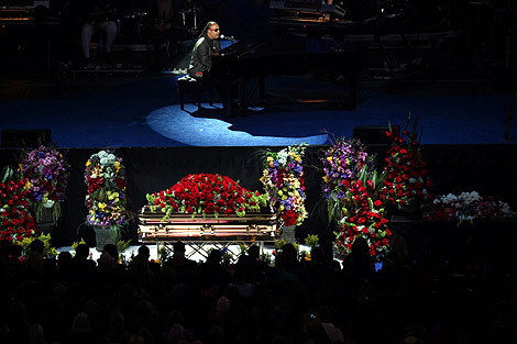 El f&eacute;retro de Jackson a los pies del escenario durante el funeral. | Efe