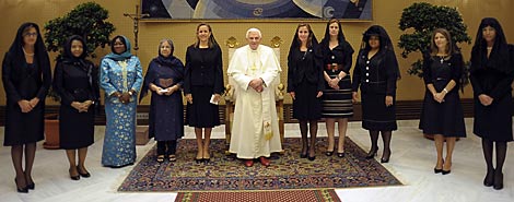 Benedicto XVI, junto a las primeras damas. | Reuters Benedicto XVI, junto a las primeras damas. | Reuters