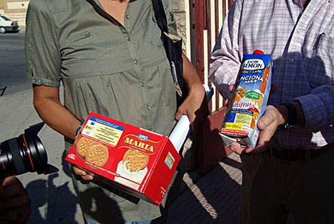 Un paquete de galletas y un zumo de muestra de la denuncia. | Manuel Cuevas