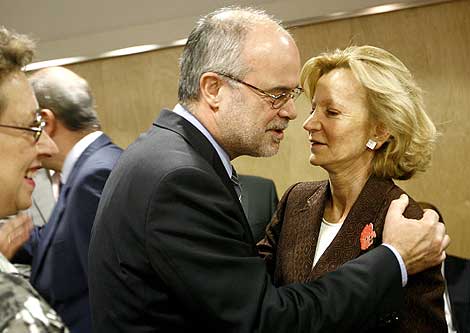 El 'conseller' Antoni Castells y la vicepresidenta Elena Salgado, en un encuentro reciente. | Alberto Di Lolli