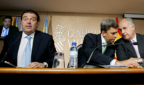 Gerardo Camps (i), junto a Rambla y Blasco, tras el pleno del Consell. | Efe