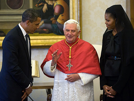 El matrimonio Obama conversa con Benedicto XVI.  AP