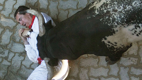 El toro 'Ermitaño' ha corneado a un mozo en el callejón en el sexto encierro. | Iban Aguinaga | Efe