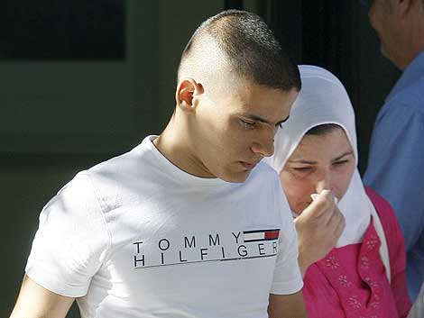 Mohamed, el padre de Rayan, a su salida del tanatorio. | Efe