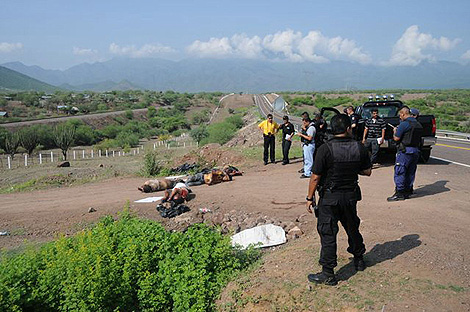 La Polic&iacute;a inspecciona los cuerpos de varias personas asesinadas a los pies de una autopista en Michoac&aacute;n. | Efe