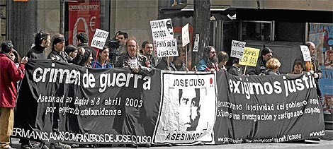 Concentraci&oacute;n de familiares de Couso frente a la Audiencia Nacional en mayo de este a&ntilde;o. (Foto: J. Villanueva)