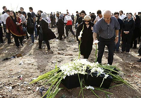 Familiares de las víctimas dejan flores en el lugar donde se estrelló el avión. | Reuters